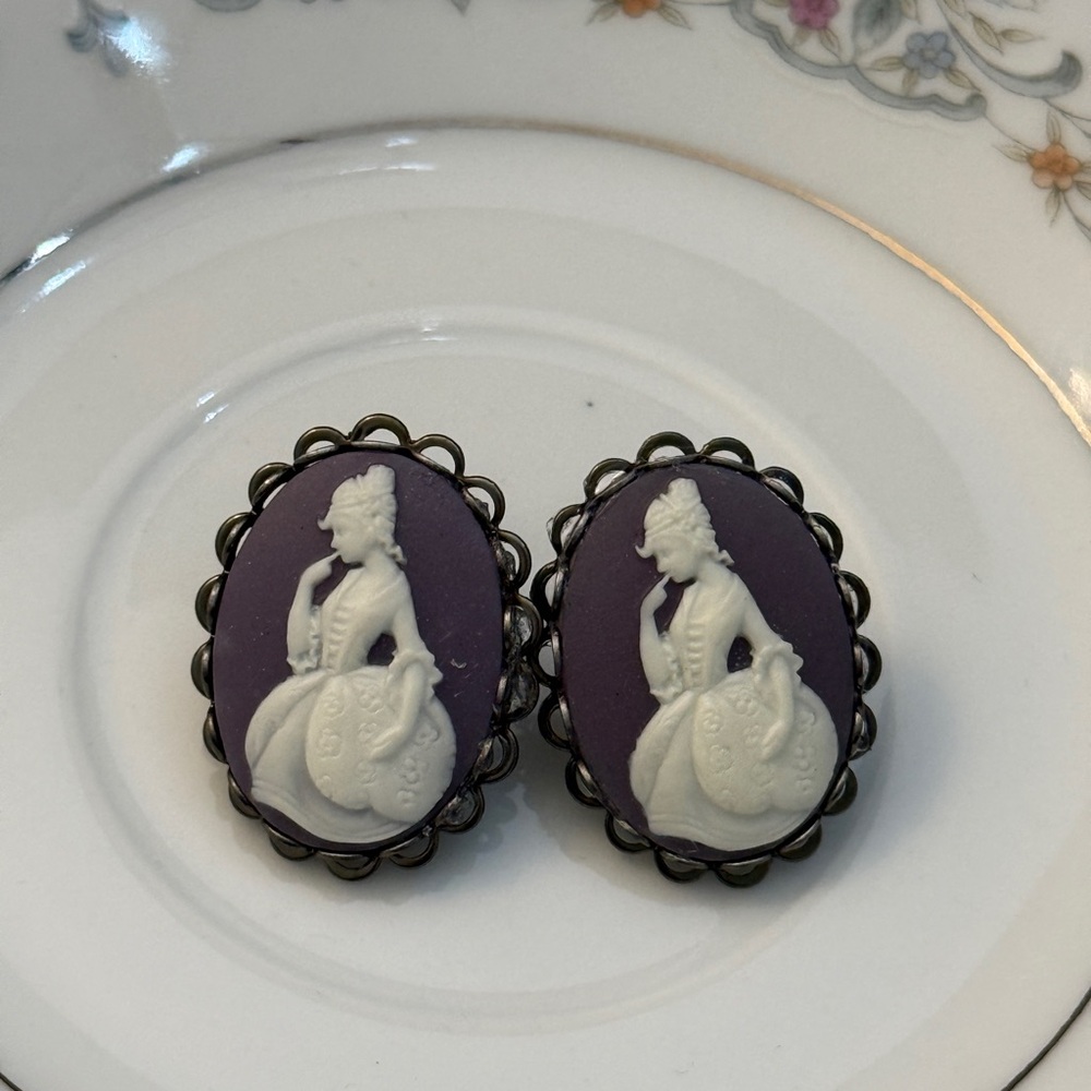 Purple Cameo Silhouette Earrings - Vintage-Inspired Women Jewelry
